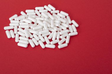 Kırmızı kağıtta beyaz haplar. Salgın virüsü..