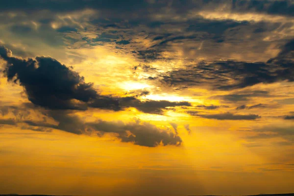 Dramatisk Fargerik Himmel Med Skyer Ved Solnedgang Naturbakgrunn – stockfoto