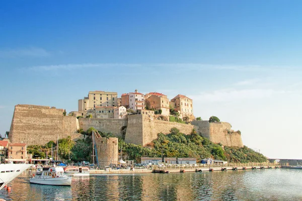 Calvi - kustplaatsje op het eiland Corsica (Corse), Frankrijk — Stockfoto