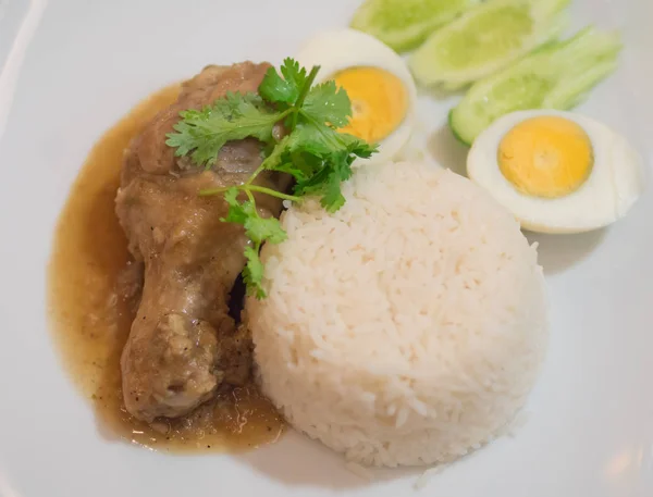 katı pişmiş yumurta ile pilav ve kızarmış tavuk