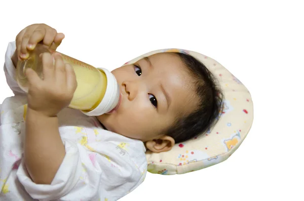 tatlı Asyalı kız şişe süt içme