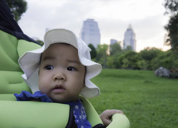 8 months eski sevimli Asya kız bebek 