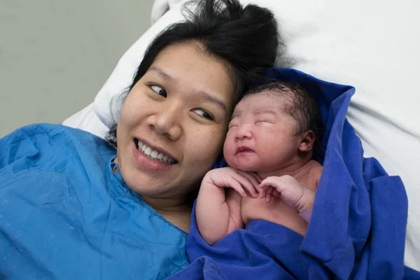 Heureux mère et l'accouchement bébé asiatique fille — Photo