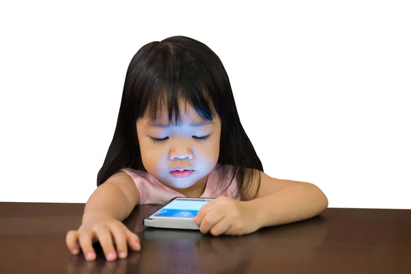 Cep telefonu ile beyaz arka plan üzerinde izlerken küçük Asyalı kız