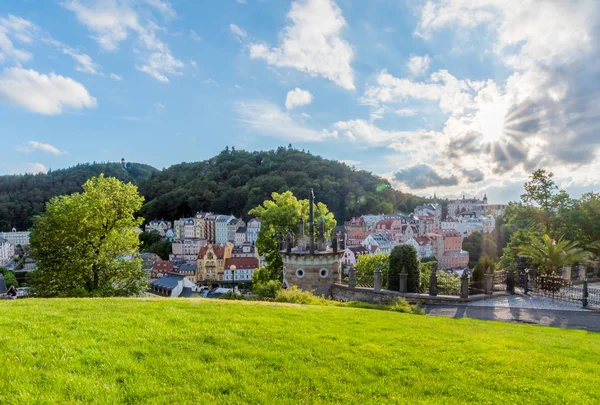 Vista panorâmica de Karlovy Vary do ponto de vista de U Tri Krizu — Fotografia de Stock