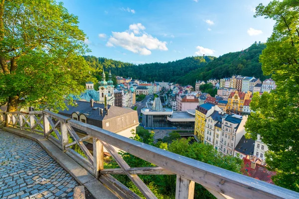 Vista panorâmica de Karlovy Vary do ponto de vista de U Tri Krizu — Fotografia de Stock