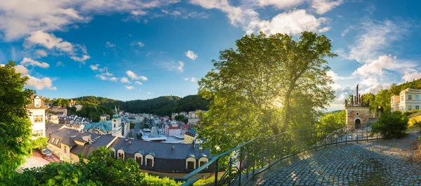 Vista panorâmica de Karlovy Vary do ponto de vista de U Tri Krizu — Fotografia de Stock