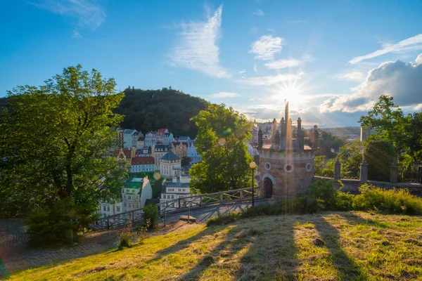 Vista panorâmica de Karlovy Vary do ponto de vista de U Tri Krizu — Fotografia de Stock