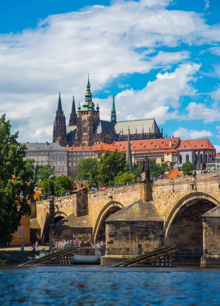 Pražský hrad a dřevěný ledoborec, který chrání pilíře Karlova mostu z ledu zimní — Stock fotografie