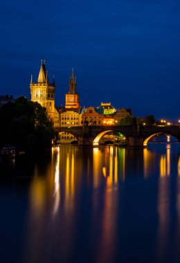 Prag'da Prag toz Kulesi ve Charles Köprüsü'nün gece görünümü