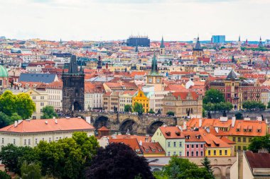 Prag manzarasına sahip Prag toz Kulesi ve charles Köprüsü