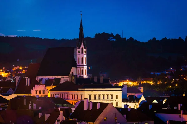 Cesky Krumlov igreja velha da boêmia à noite — Fotografia de Stock