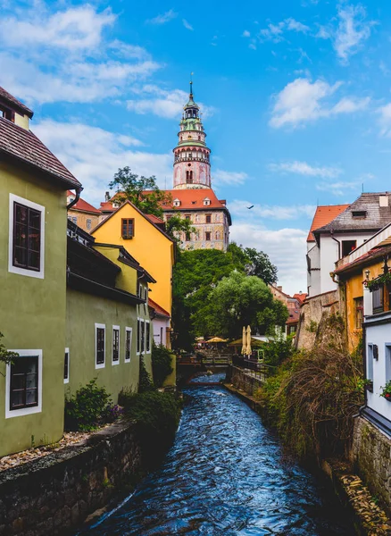 Cesky krumlov alten böhmischen Burgturm und Fluss in der Stadt lizenzfreie Stockbilder