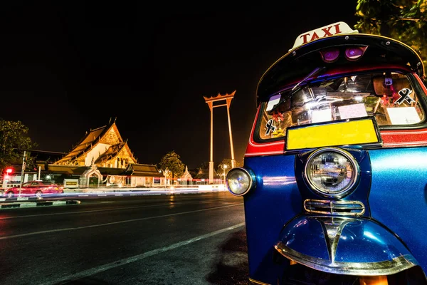 Gece görünümü dev salıncak, Bangkok, Tayland için dini yapısı çekçek ile taksi tuk-tuk