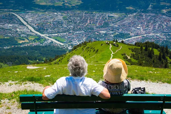 Europe rahatlatıcı ve Innsbruck şehre Nordkette dağdan güneşli bir günde arayan çiftler