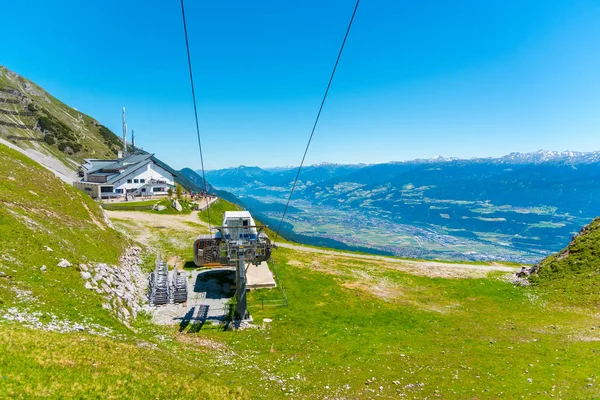 Teleferik istasyonuna İnnsbruck Nordkette dağda