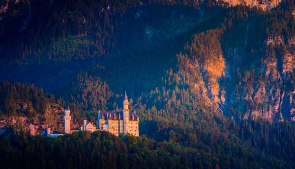 Castelo de Neuschwanstein com vista para a montanha no verão da tarde — Fotografia de Stock