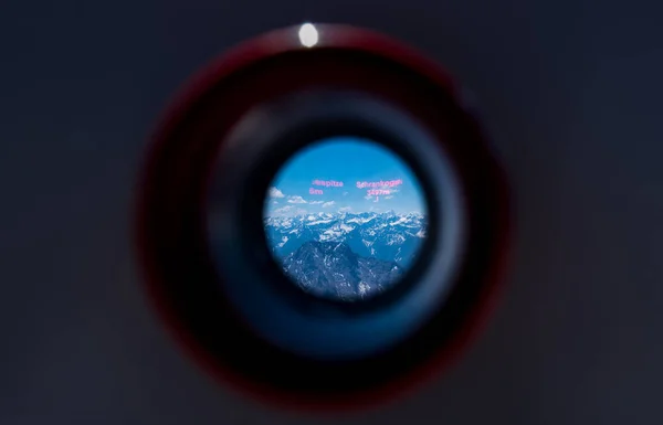 Alpen-Gebirge im Sucher des Fernglases — Stockfoto