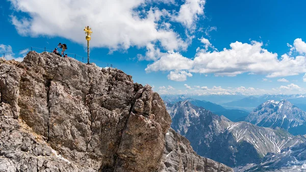 Groep bergbeklimmer staan op de top van de Zugspitze Stockfoto