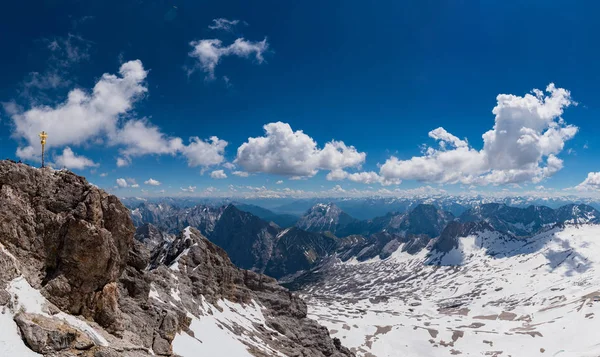 Groep bergbeklimmer staan op de top van de Zugspitze Rechtenvrije Stockfoto's