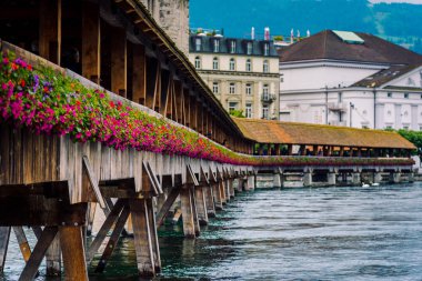 Eski kule ve köprüden Lucerne Beyaz Kuğu Gölü'ile. Selecte