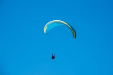 Avrupa Alpleri Dağların üzerinden sarı Yamaçparaşütü