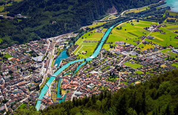 Güzel Interlaken Vadisi ve Thunersee Nehri