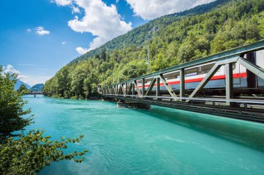 Europe tren Interlaken kasabasında Thunersee Nehri ile