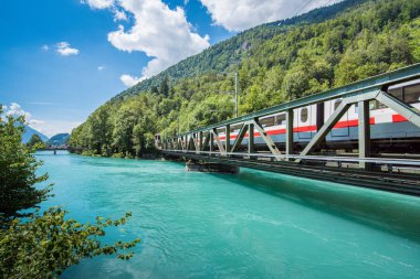 Europe tren Interlaken kasabasında Thunersee Nehri ile