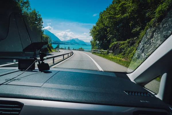 Gorgeous scenery view of driver's view on lakeside road — Stock Photo, Image