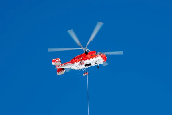 Kırmızı kurtarma helikopteri ile sepeti