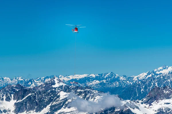 Kırmızı kurtarma helikopteri ile sepeti — Stok fotoğraf