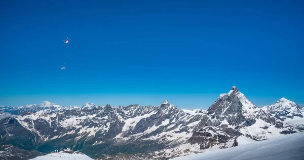 Kırmızı kurtarma helikopteri ile sepeti — Stok fotoğraf