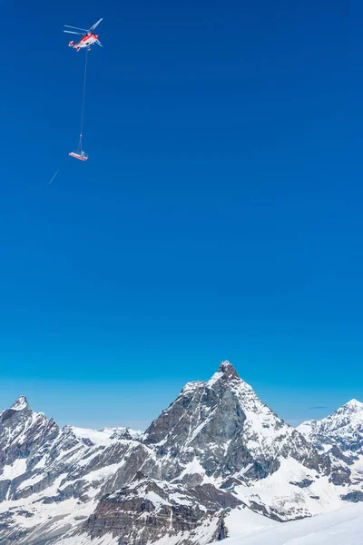 Kırmızı kurtarma helikopteri ile sepeti — Stok fotoğraf