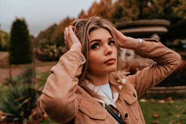 Sarı saçlı, sokak stili, çekici bir genç kadın portresi.