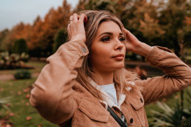 Sarı saçlı, sokak stili, çekici bir genç kadın portresi.