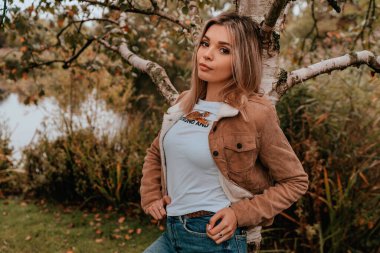 Sarı saçlı, sokak stili, çekici bir genç kadın portresi.