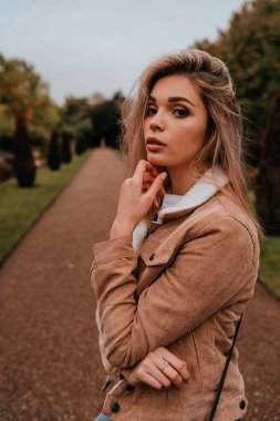 Sarı saçlı, sokak stili, çekici bir genç kadın portresi.