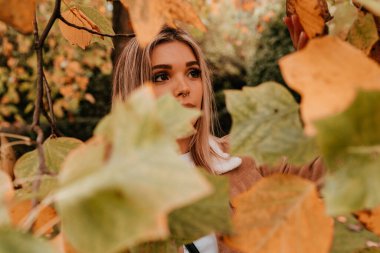 Sarı saçlı, sokak stili, çekici bir genç kadın portresi.