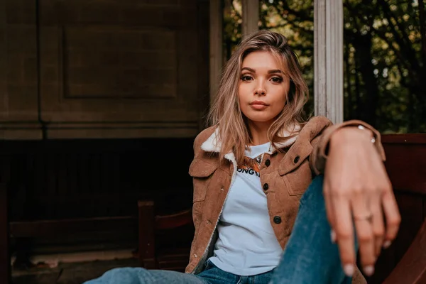 Retrato Mujer joven con encanto y cabello rubio, Estilo Calle — Foto de Stock