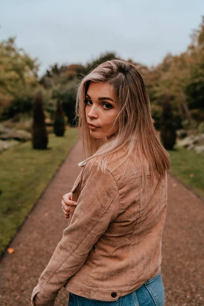 Retrato Mujer joven con encanto y cabello rubio, Estilo Calle — Foto de Stock