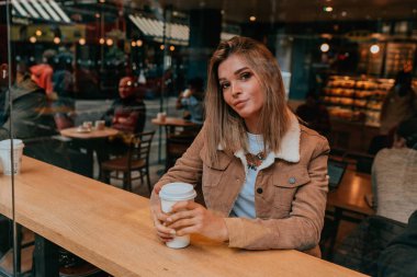 Sarı saçlı, sokak stili, çekici bir genç kadın portresi.