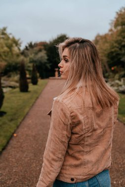 Sarı saçlı, sokak stili, çekici bir genç kadın portresi.