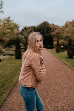 Sarı saçlı, sokak stili, çekici bir genç kadın portresi.