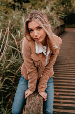 Sarı saçlı, sokak stili, çekici bir genç kadın portresi.