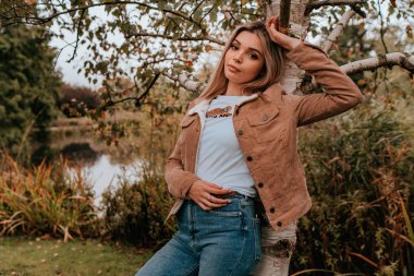 Sarı saçlı, sokak stili, çekici bir genç kadın portresi.