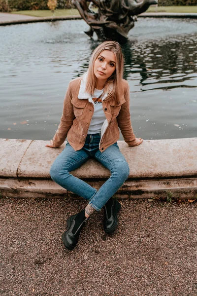 Retrato Mujer joven con encanto y cabello rubio, Estilo Calle — Foto de Stock