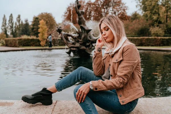 Retrato Mujer joven con encanto y cabello rubio, Estilo Calle — Foto de Stock