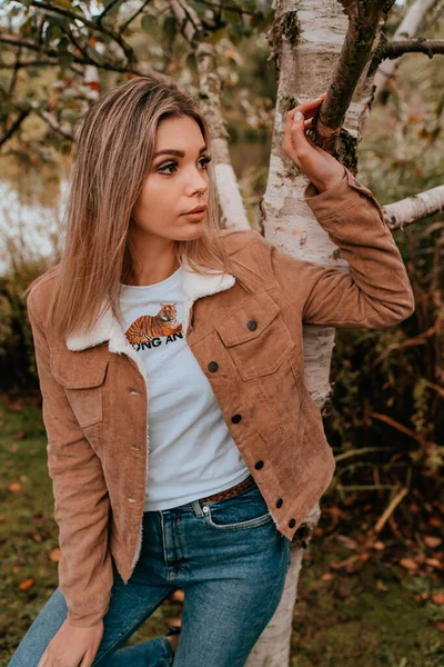 Retrato Mujer joven con encanto y cabello rubio, Estilo Calle — Foto de Stock