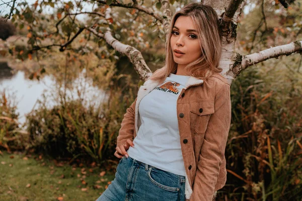 Retrato Mujer joven con encanto y cabello rubio, Estilo Calle — Foto de Stock